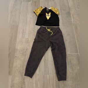 Minions outfit:
Villiancon crop top (M) & minion printed sweatpants (M)